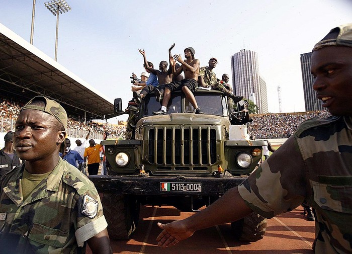 Drogba cùng các đồng đội ở ĐTQG Bờ Biển Ngà diễu hành trên ô tô sau danh hiệu Á quân CAN 2006